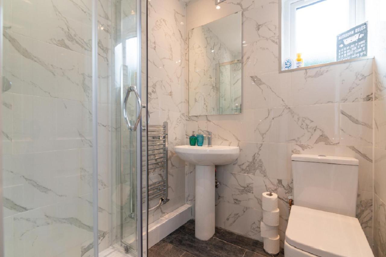 Beautiful 6 Bedroom Holiday Home, Manchester Wythenshawe Eksteriør bilde