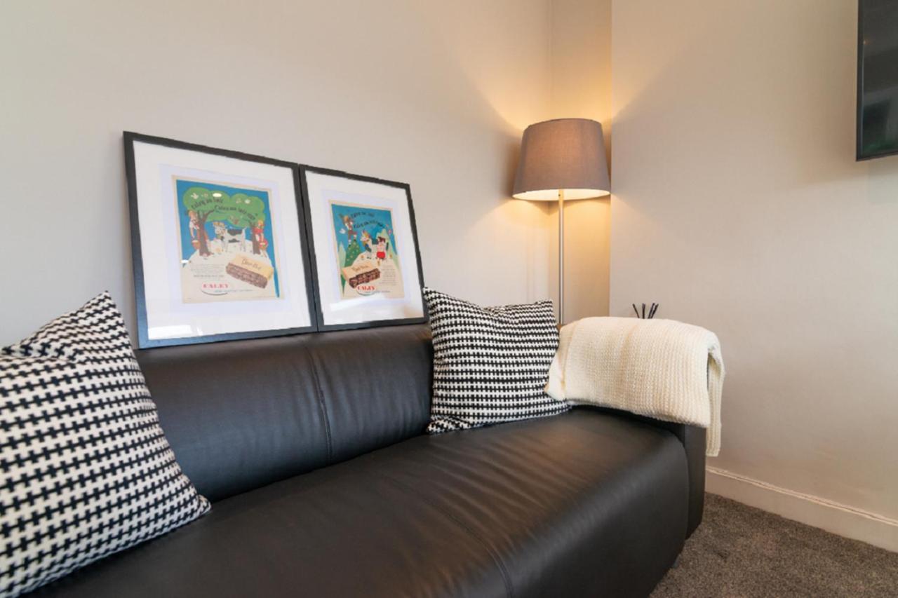 Beautiful 6 Bedroom Holiday Home, Manchester Wythenshawe Eksteriør bilde