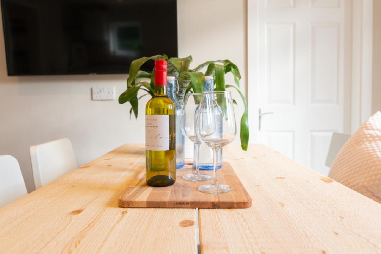 Beautiful 6 Bedroom Holiday Home, Manchester Wythenshawe Eksteriør bilde