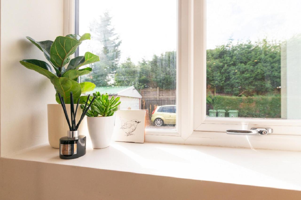 Beautiful 6 Bedroom Holiday Home, Manchester Wythenshawe Eksteriør bilde