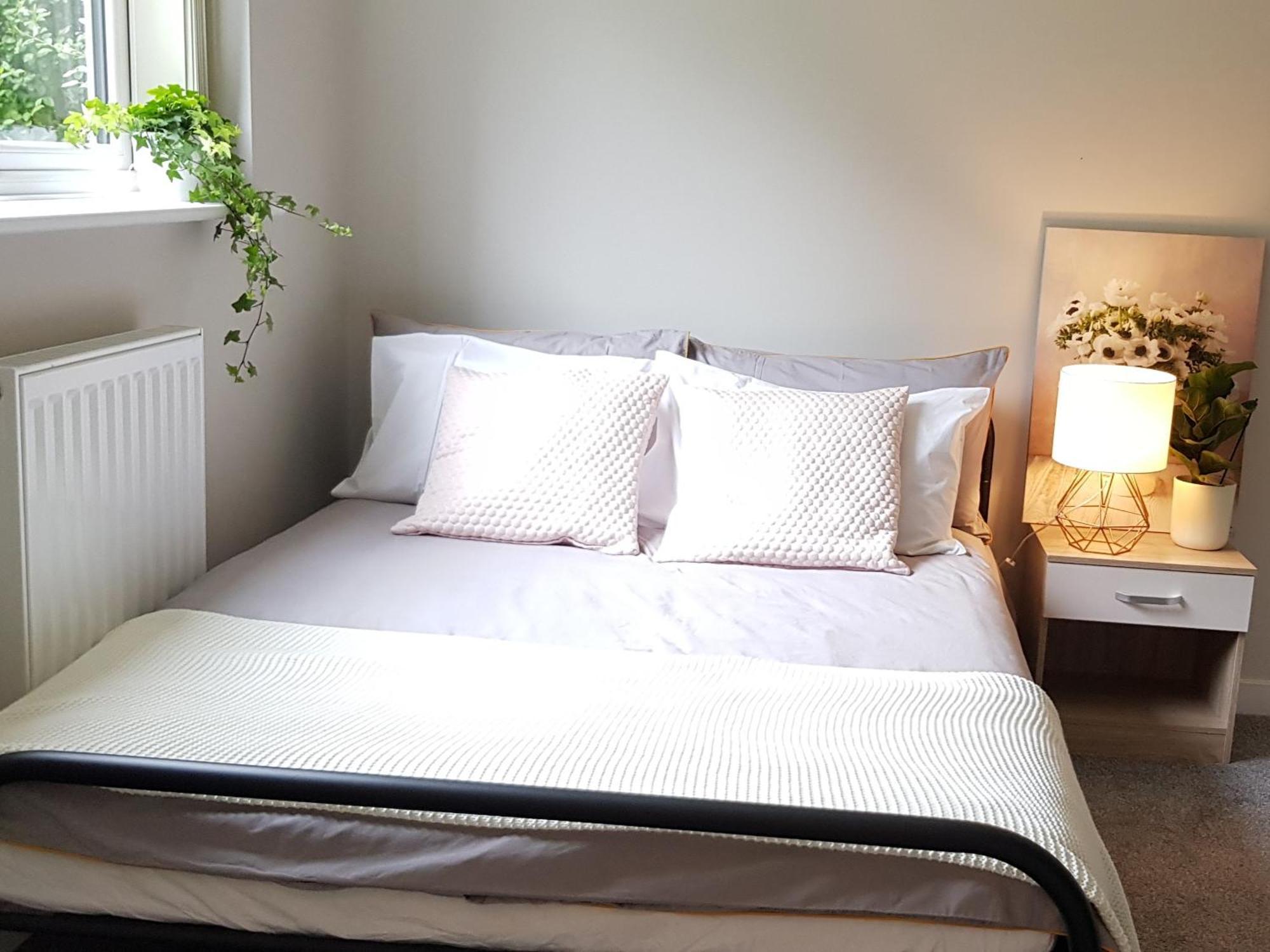 Beautiful 6 Bedroom Holiday Home, Manchester Wythenshawe Eksteriør bilde
