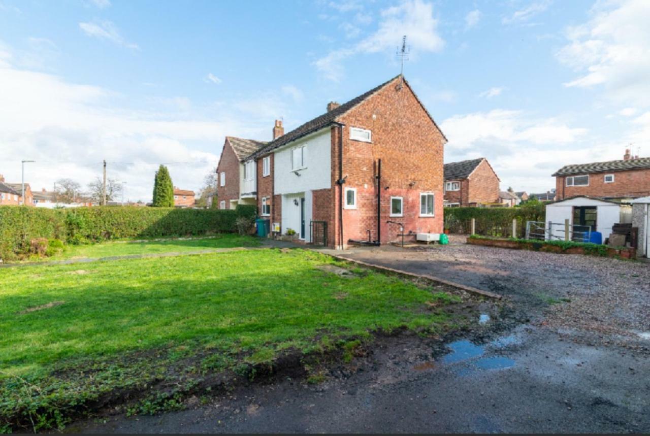 Beautiful 6 Bedroom Holiday Home, Manchester Wythenshawe Eksteriør bilde