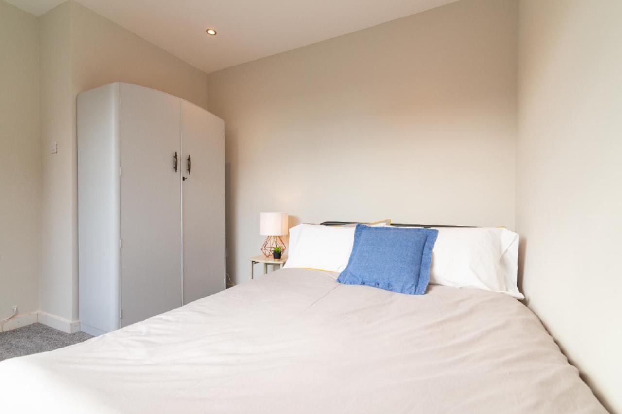 Beautiful 6 Bedroom Holiday Home, Manchester Wythenshawe Eksteriør bilde