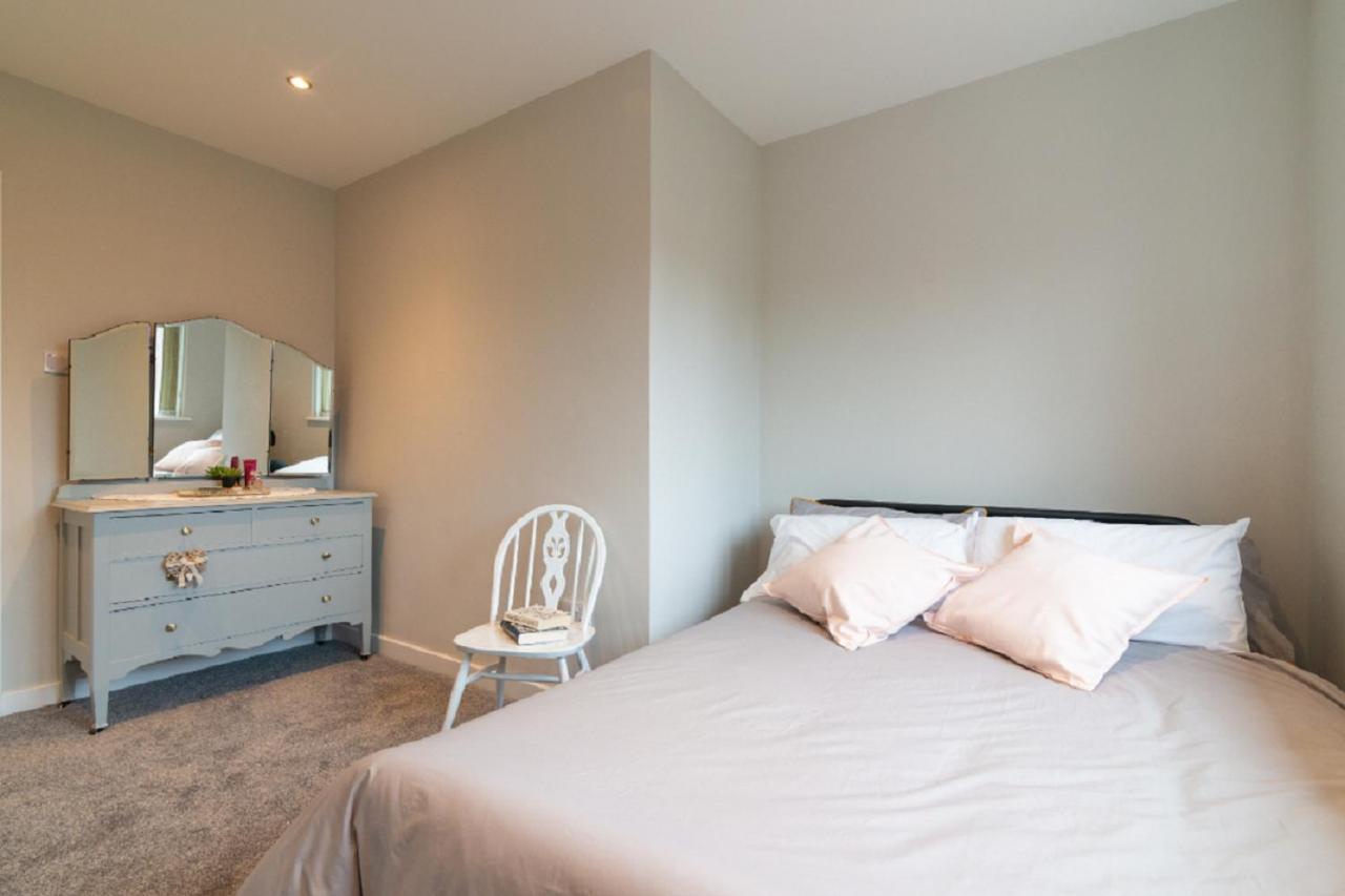 Beautiful 6 Bedroom Holiday Home, Manchester Wythenshawe Eksteriør bilde