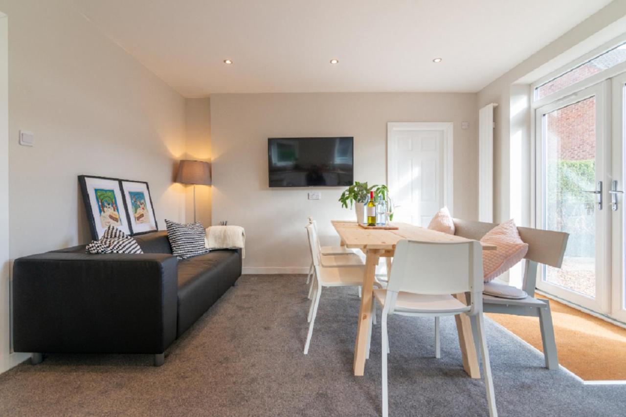 Beautiful 6 Bedroom Holiday Home, Manchester Wythenshawe Eksteriør bilde