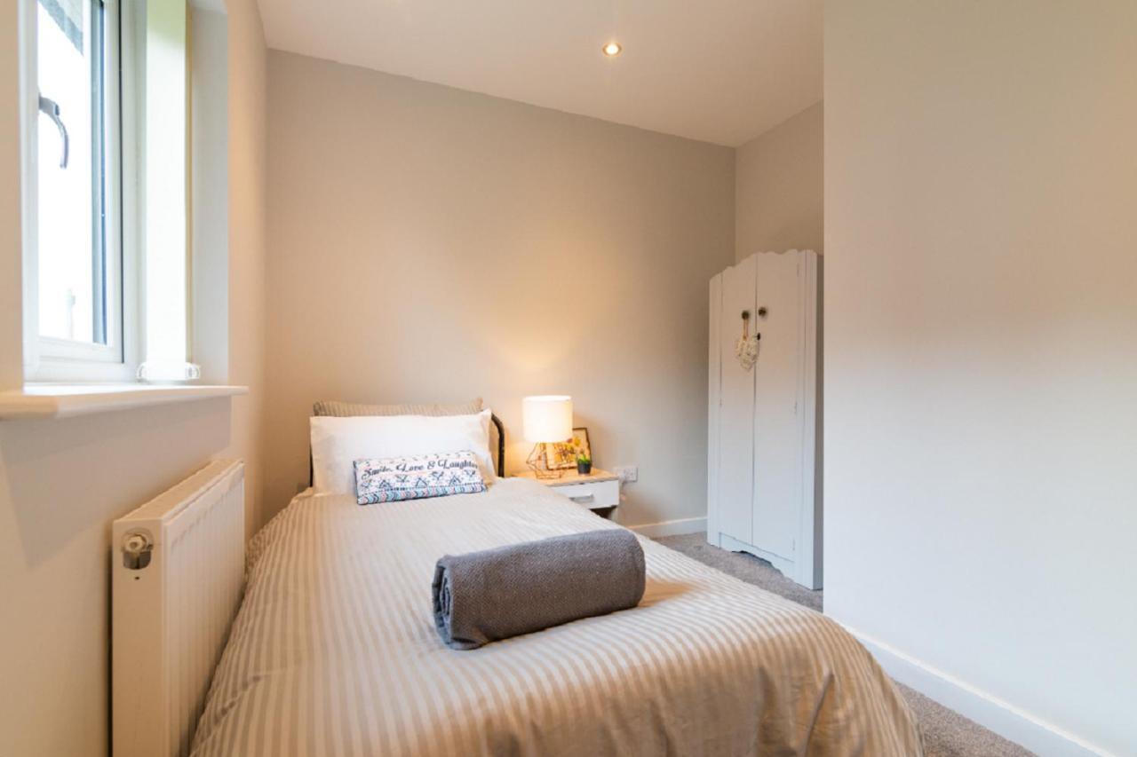 Beautiful 6 Bedroom Holiday Home, Manchester Wythenshawe Eksteriør bilde